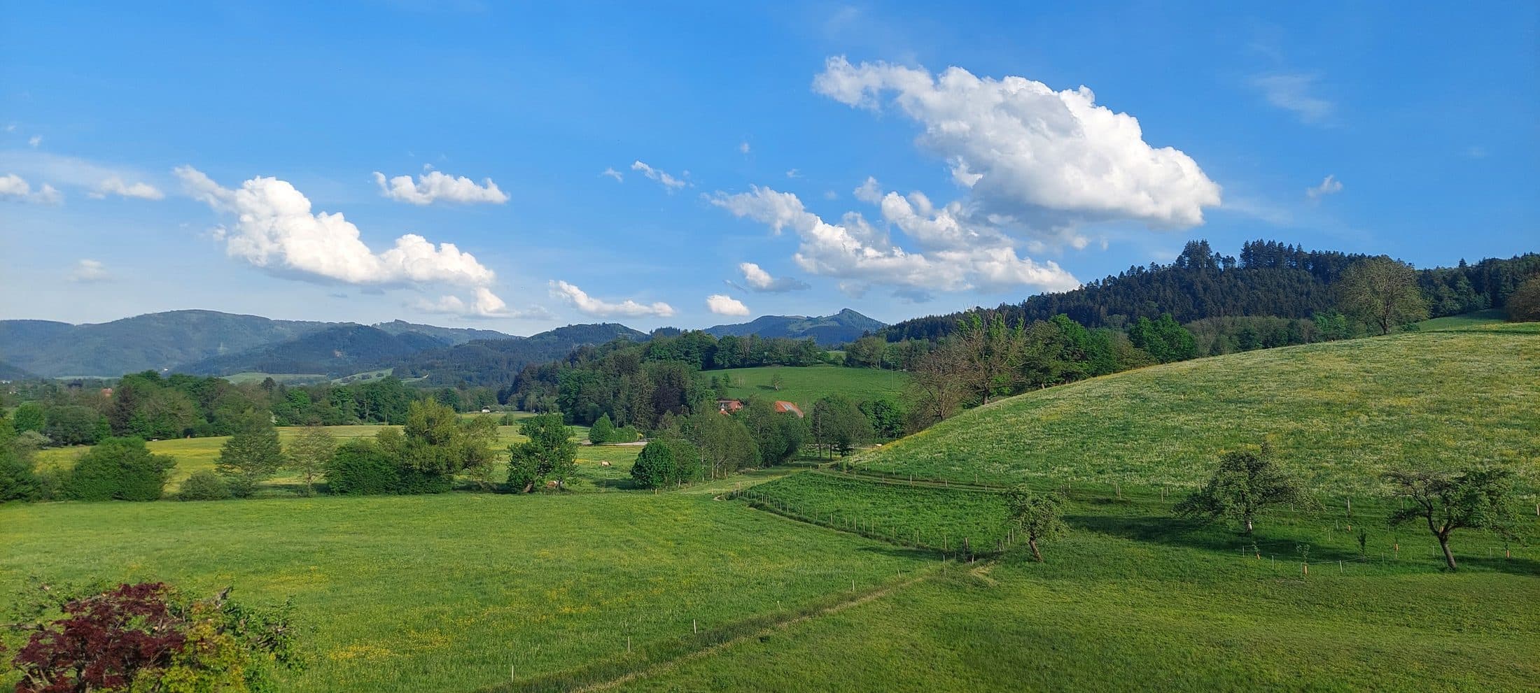 Wolkenstimmung über den Hügeln bei Neuhäuser